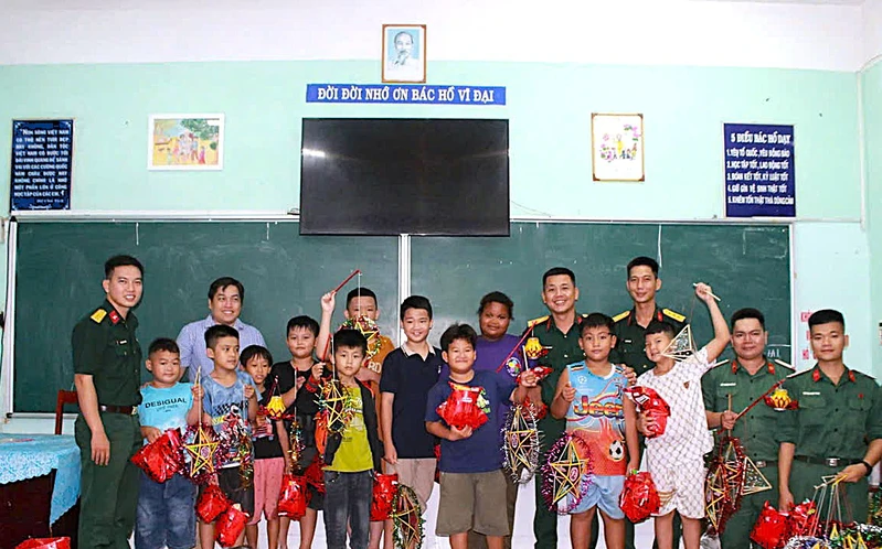Trung đoàn Gia Định mang Trung thu ấm áp đến lớp học tình thương