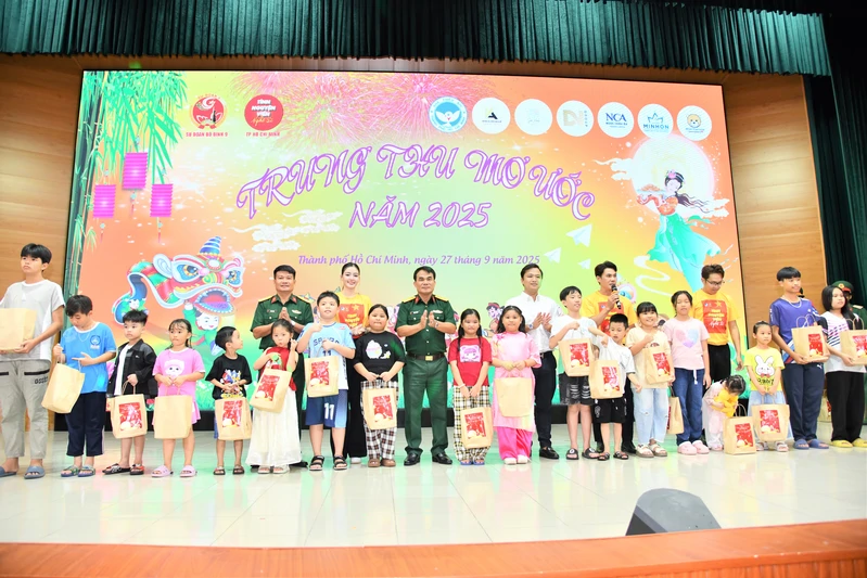 Hơn 850 phần quà Trung thu gửi đến con em cán bộ, chiến sĩ Sư đoàn 9