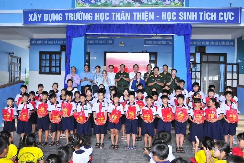 Bộ Tư lệnh Thành phố Hồ Chí Minh chăm lo các gia đình chính sách và học sinh

