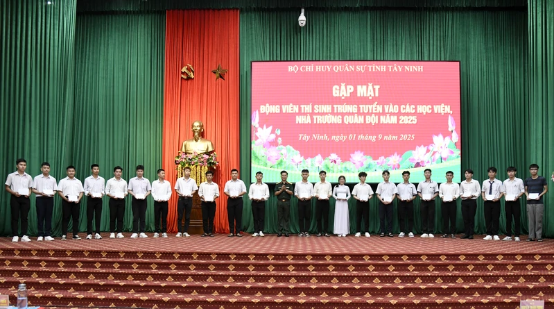 Bộ CHQS tỉnh Tây Ninh gặp mặt động viên thí sinh trúng tuyển vào các học viện, nhà trường Quân đội năm 2025