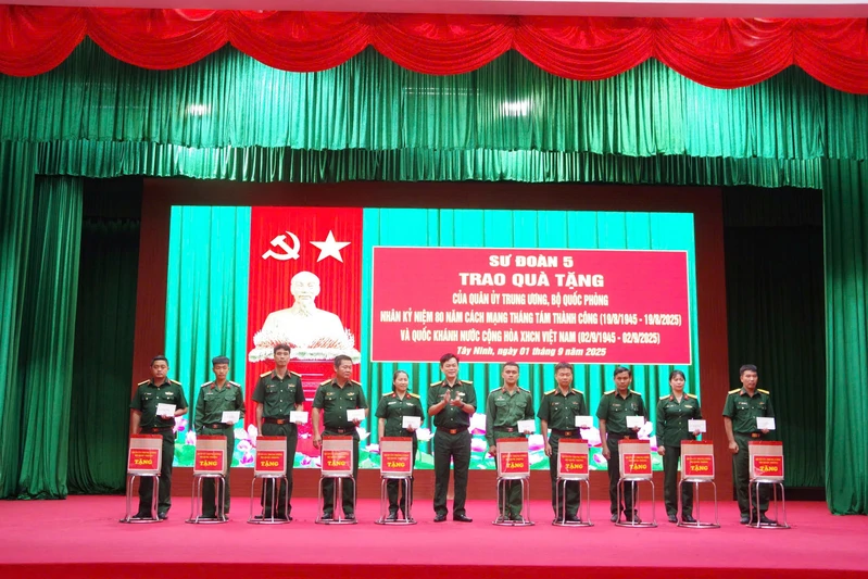 Sư đoàn 5 trao tặng quà của Quân ủy Trung ương, Bộ Quốc phòng cho cán bộ, chiến sĩ có hoàn cảnh đặc biệt khó khăn 