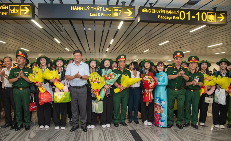 Các nữ chiến sĩ Biệt động và nữ Du kích hoàn thành nhiệm vụ diễu binh, diễu hành về đến miền Nam