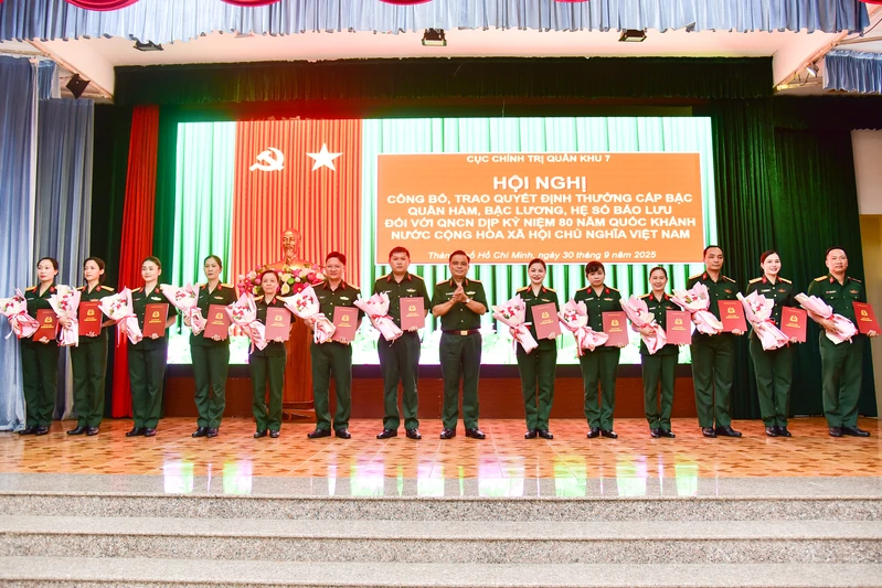 Cục Chính trị Quân khu 7 trao quyết định thưởng cấp bậc quân hàm, bậc lương quân nhân chuyên nghiệp