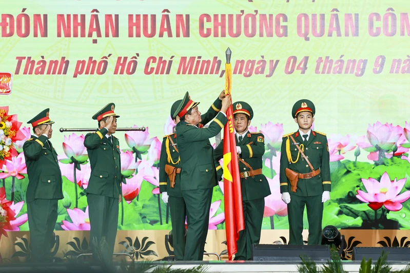 LLVT Thành phố Hồ Chí Minh đón nhận Huân chương Quân công hạng Ba
