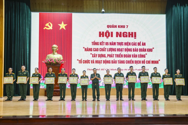 Quân khu 7 tổng kết 05 năm thực hiện các đề án xây dựng Báo Quân khu, Đoàn Văn công, Bảo tàng Chiến dịch Hồ Chí Minh