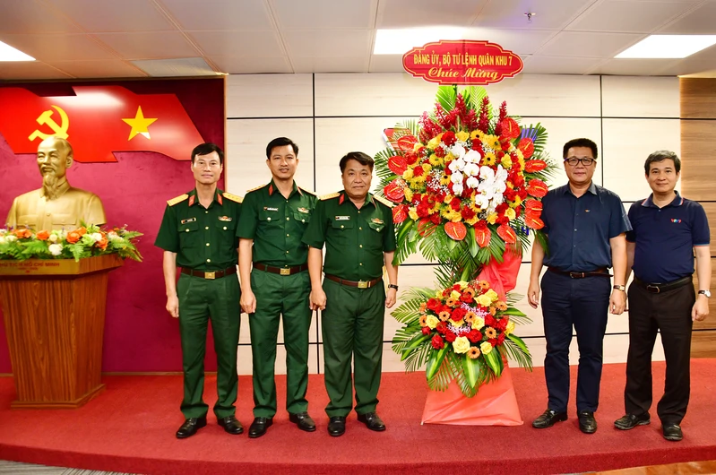 Bộ Tư lệnh Quân khu 7 chúc mừng Trung tâm Truyền hình Việt Nam và Cơ quan thường trú Đài Tiếng nói Việt Nam tại TP.HCM 