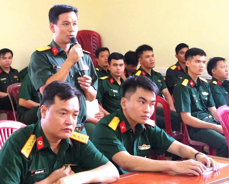 Đảng ủy, Chỉ huy Sư đoàn 9 đối thoại dân chủ với sĩ quan, quân nhân chuyên nghiệp Trung đoàn 2