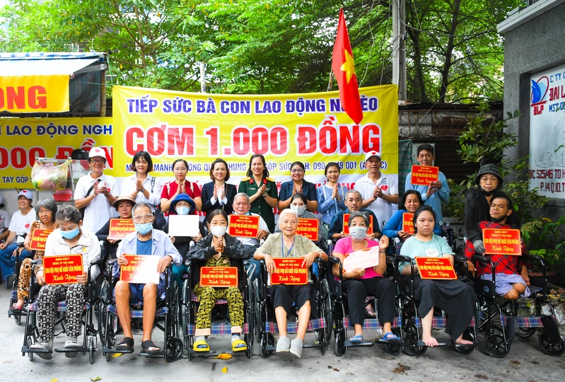 Hội Phụ nữ Công ty Tây Nam (Quân khu 7) trao xe lăn, tặng qùa bệnh nhân, người khuyết tật có hoàn cảnh khó khăn