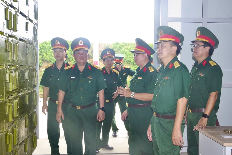 Đoàn công tác Cục Hậu cần - Kỹ thuật Quân khu kiểm tra, nắm tình hình Kho K6
