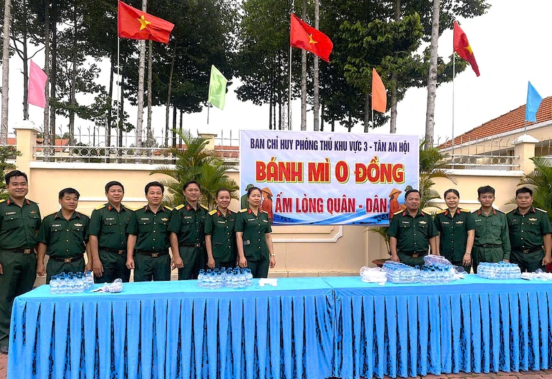 Ấm tình quân - dân tại Ban chỉ huy Phòng thủ khu vực 3 - Tân An Hội 
