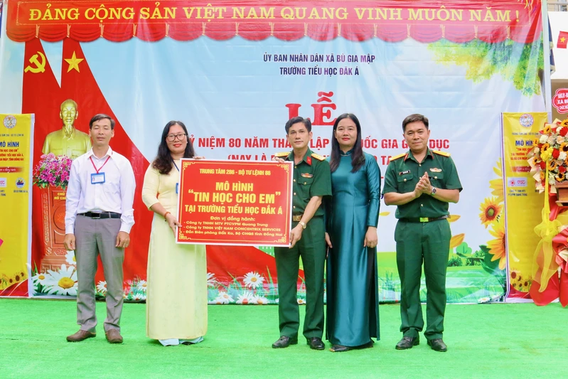 Trung tâm 286: Trao tặng máy tính và ra mắt mô hình "Tin học cho em" 