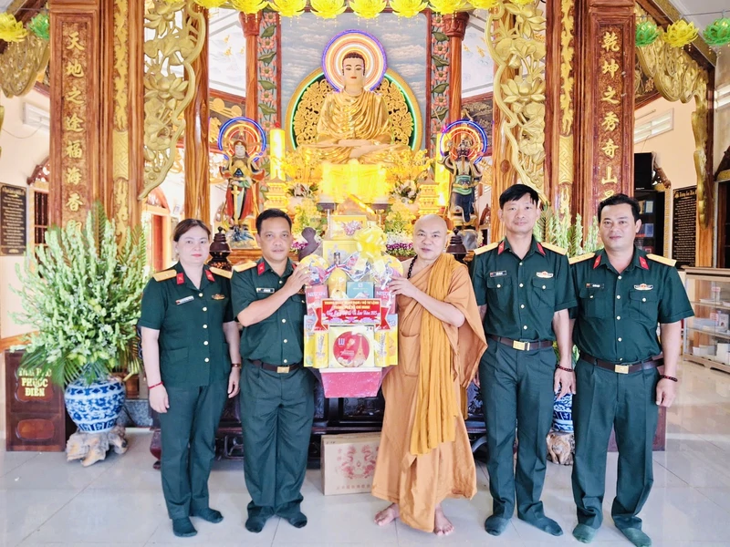 Trung đoàn Minh Đạm thăm, tặng quà các cơ sở Phật giáo trên địa bàn xã Long Hải và Phước Hải