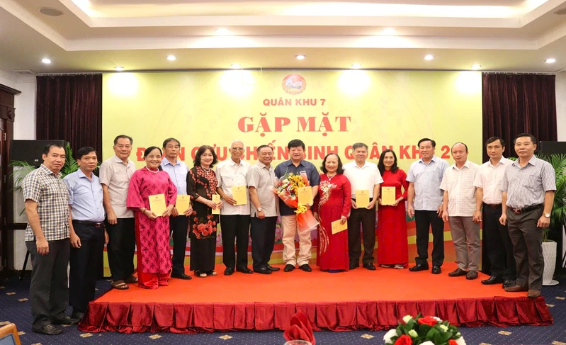 Quân khu 7 đón tiếp Đoàn Cựu chiến binh Quân khu 2
