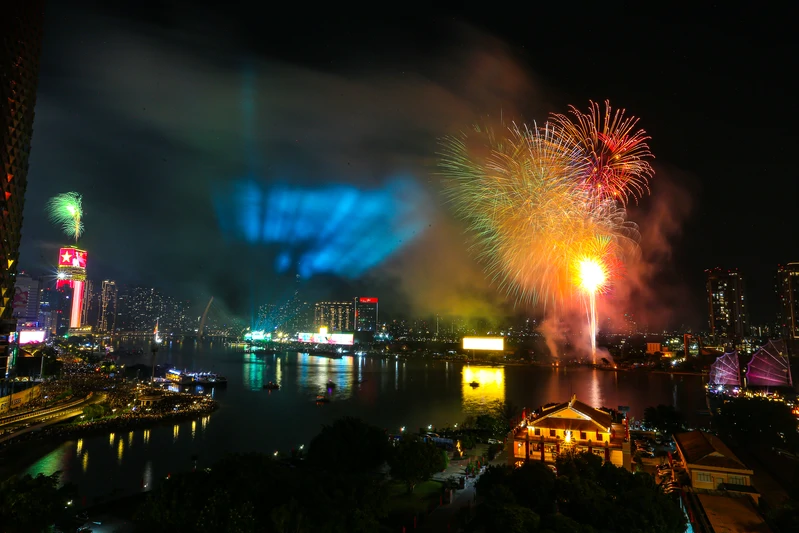 Thành phố Hồ Chí Minh rộn ràng đón năm mới