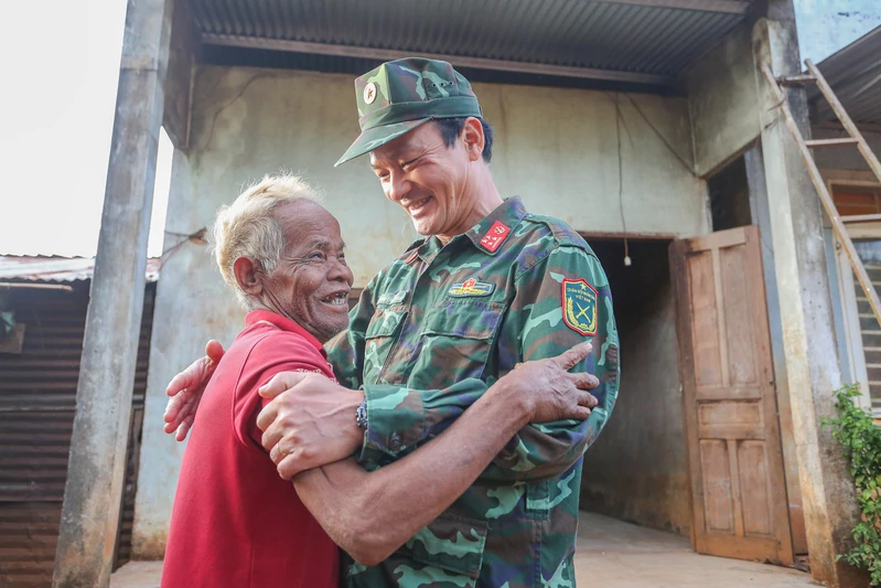 Thân thương bộ đội Hóa học về bản làng Mạ