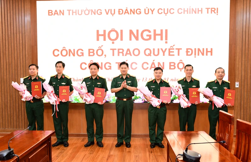 Thường vụ Đảng ủy Cục Chính trị Quân khu 7 trao quyết định công tác cán bộ