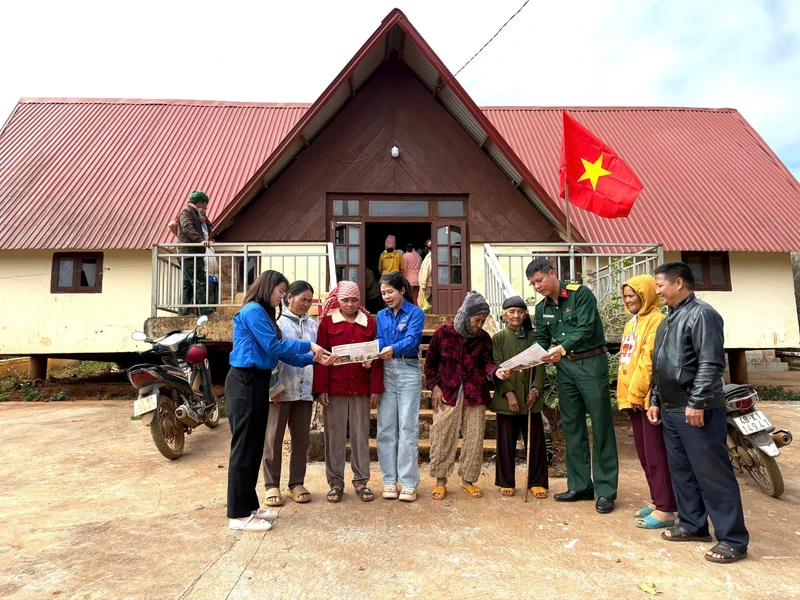 Trung đoàn 726 phối hợp tuyên truyền vận động nhân dân vùng biên giới