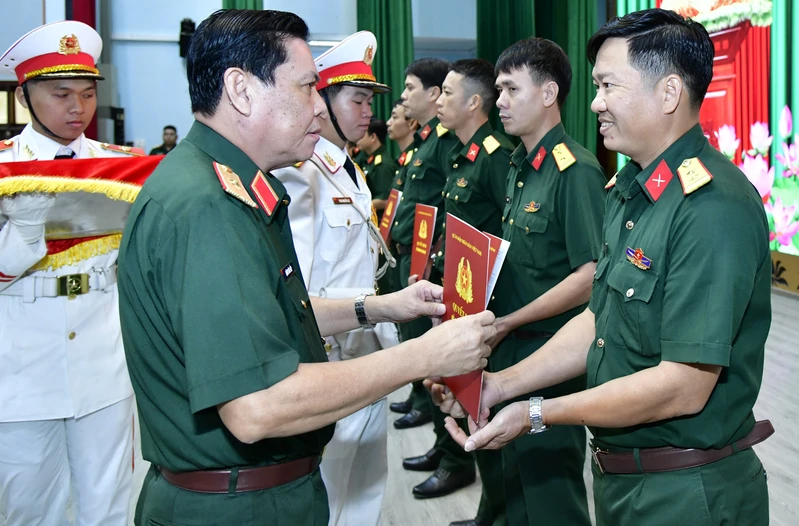 Bộ Tư lệnh TPHCM trao quyết định về công tác cán bộ