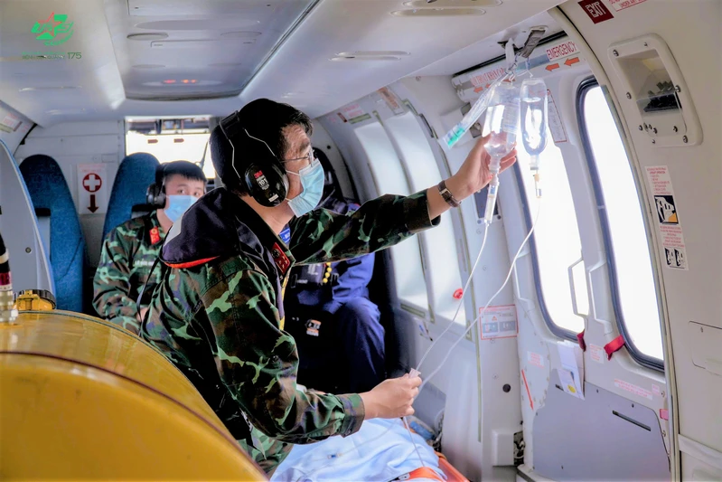 Tổ cấp cứu đường không, Bệnh viện Quân y 175  bay xuyên đêm cứu bệnh nhân nguy kịch trên đảo Sinh Tồn