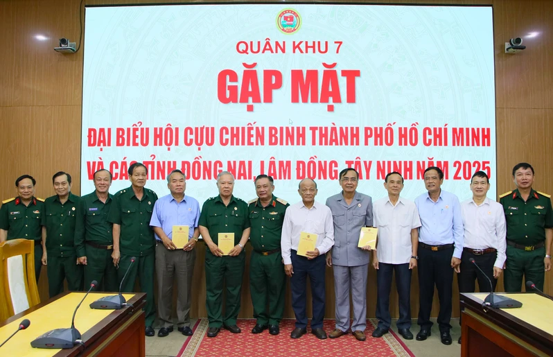 Quân khu 7 gặp mặt lãnh đạo Hội Cựu chiến binh các tỉnh, thành phố trên địa bàn
