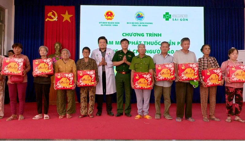 Bộ đội Biên phòng Tây Ninh phối hợp khám mắt và tặng quà cho Nhân dân trên khu vực biên giới