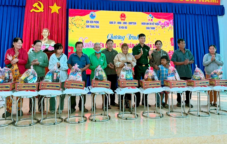 Trao tặng hơn 50 suất quà tết cho người dân xã Hòa Hội, tỉnh Tây Ninh