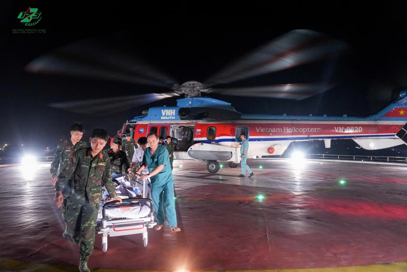 Bệnh viện Quân y 175 và Binh đoàn 18 phối hợp bay cấp cứu ngư dân từ đảo Nam Yết 
