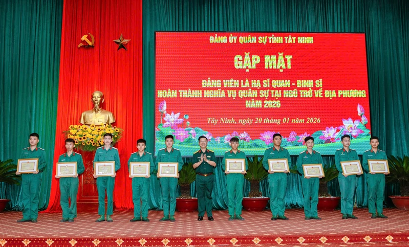 Đảng ủy, Bộ CHQS tỉnh Tây Ninh gặp mặt, giao nhiệm vụ cho đảng viên hạ sĩ quan, binh sĩ xuất ngũ năm 2026