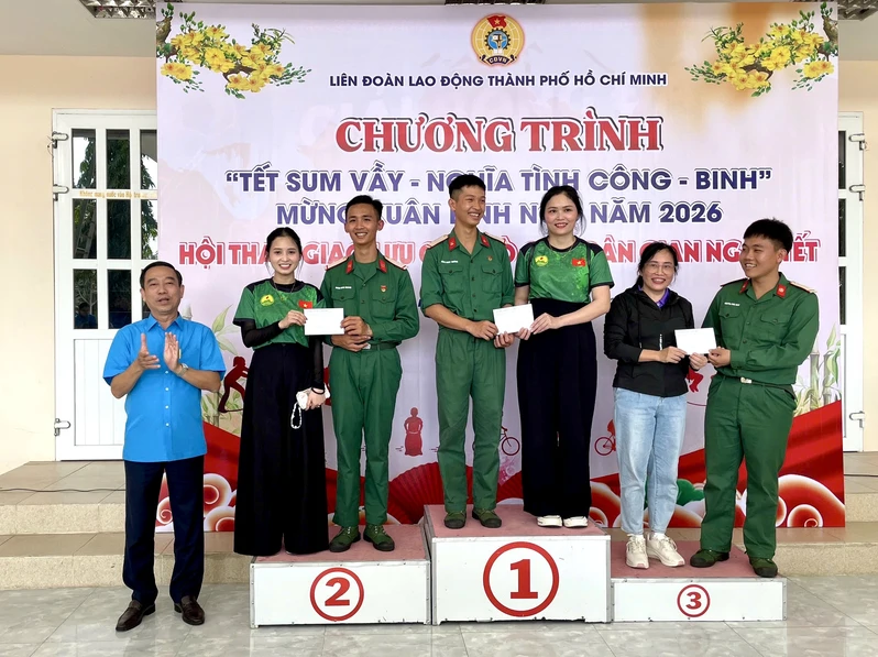 Giao lưu Tết sum vầy, gắn kết tình quân dân tại Côn Đảo