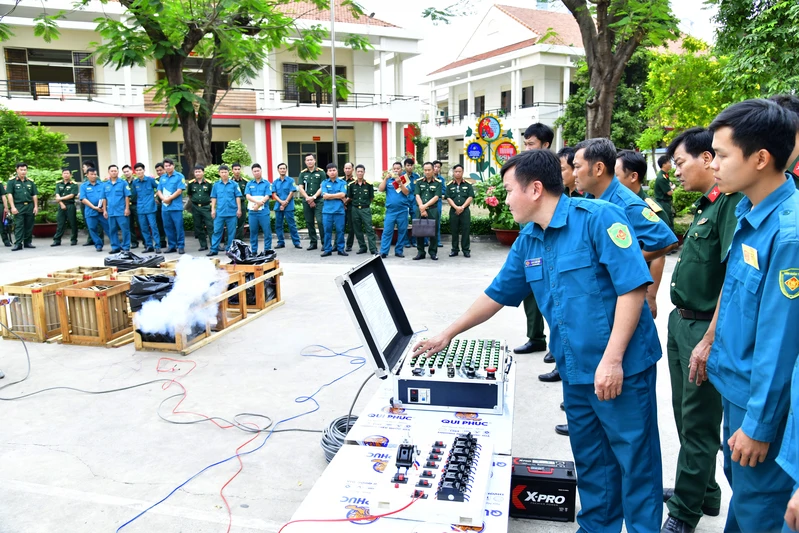 Bộ Tư lệnh TPHCM tập huấn công tác kỹ thuật bắn pháo hoa nổ