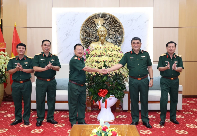 Thường vụ Đảng ủy, Bộ Tư lệnh Quân khu 7 chúc mừng Trung tướng Lê Xuân Thế