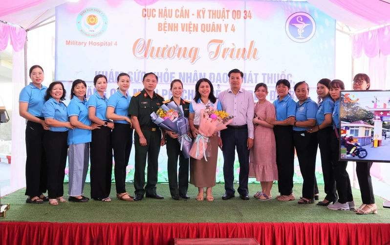 Bệnh viện Quân y 4 khám, cấp thuốc, tặng quà cho 350 trẻ em tại TP. Hồ Chí Minh