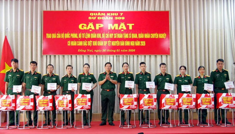 Sư đoàn 309 trao quà của Bộ Quốc phòng, Bộ Tư lệnh Quân khu cho quân nhân có hoàn cảnh khó khăn