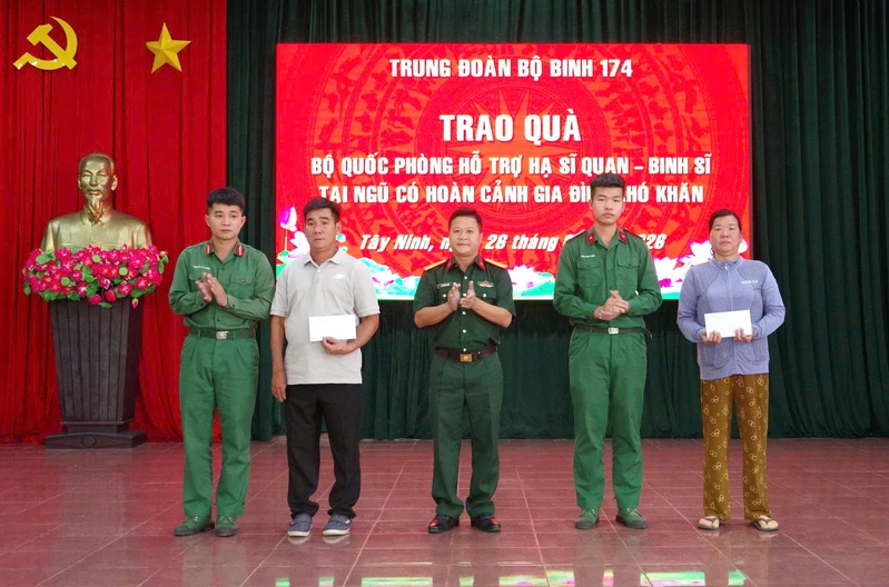 Trung đoàn 174 (Bộ CHQS tỉnh Tây Ninh) trao quà Bộ Quốc phòng cho chiến sĩ có hoàn cảnh khó khăn