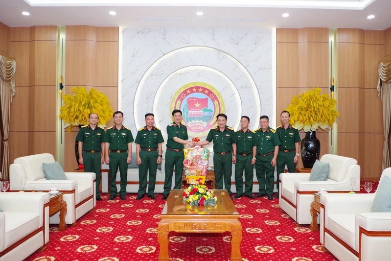 Trường Sĩ quan Lục quân 2 thăm, chúc mừng năm mới LLVT Quân khu 7