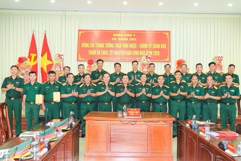 Trung tướng Trần Vinh Ngọc, Chính ủy Quân khu 7 thăm, chúc Tết Sư đoàn 302