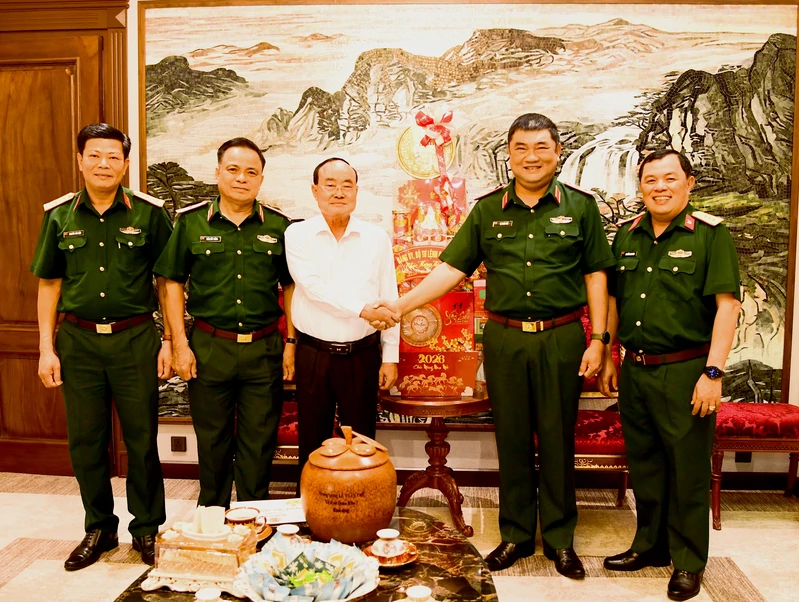 Trung tướng Lê Xuân Thế, Tư lệnh Quân khu 7 chúc Tết gia đình Thượng tướng Trần Đơn