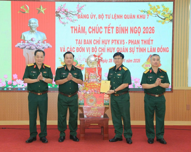 Trung tướng Trần Vinh Ngọc, Bí thư Đảng ủy, Chính ủy Quân khu chúc Tết các đơn vị tỉnh Lâm Đồng