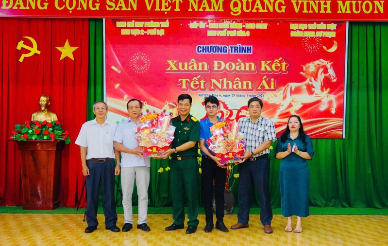 "Xuân đoàn kết, Tết nhân ái" lan tỏa tình nghĩa quân-dân