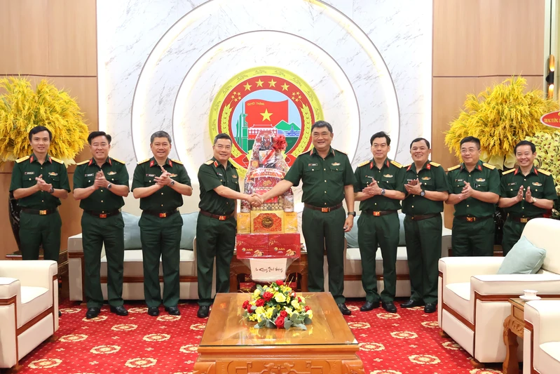 Tổng cục 2, Bộ Quốc phòng thăm, chúc Tết Bộ Tư lệnh Quân khu 7