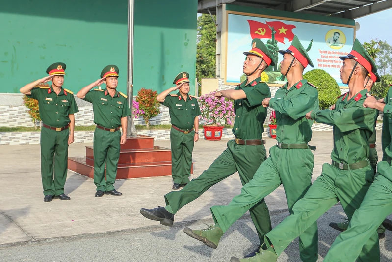 Trung tướng Trần Vinh Ngọc, Chính ủy Quân khu dự lễ chào cờ tại Lữ đoàn 75