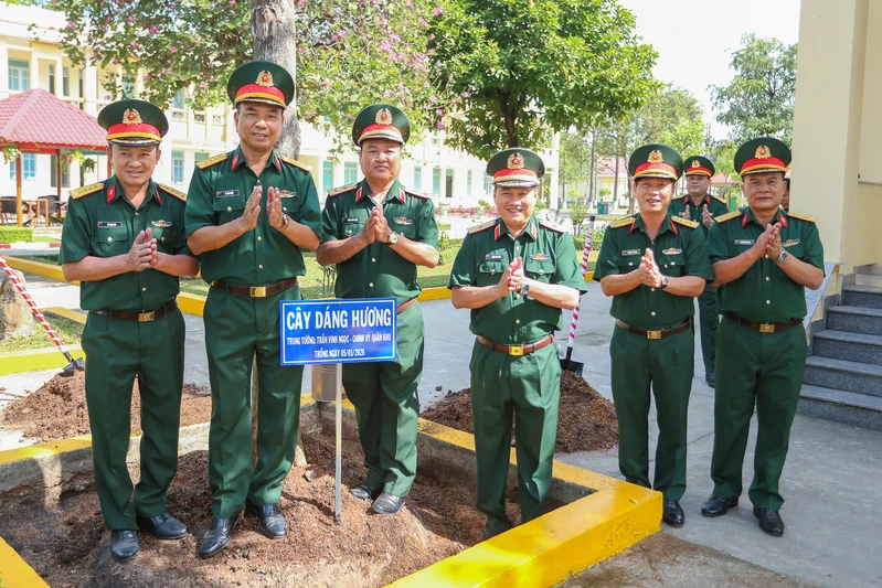 Trung tướng Trần Vinh Ngọc thăm và nắm tình hình các đơn vị Quân khu 7