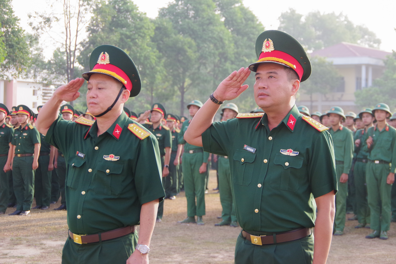 Đại tá Nguyễn Tấn Linh, Phó Tư lệnh Quân khu 7 dự lễ chào cờ đầu năm mới tại Sư đoàn 309