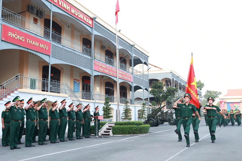 Thiếu tướng Trần Chí Tâm, Phó Chính ủy Quân khu dự lễ chào cờ đầu năm tại Bộ Tư lệnh Thành phố Hồ Chí Minh 

