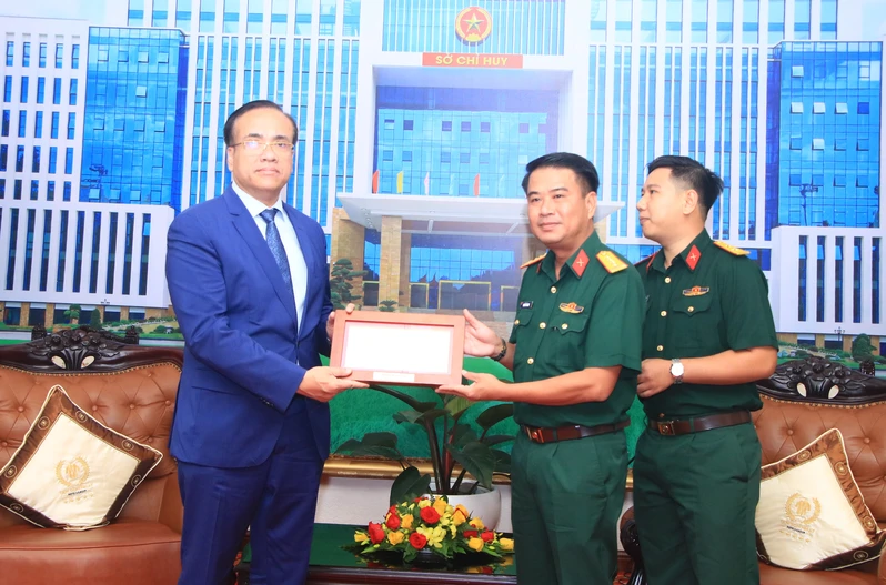 Tổng lãnh sự Vương quốc Campuchia tại TPHCM chào xã giao Bộ Tư lệnh Quân khu 7 nhân kết thúc nhiệm kỳ công tác