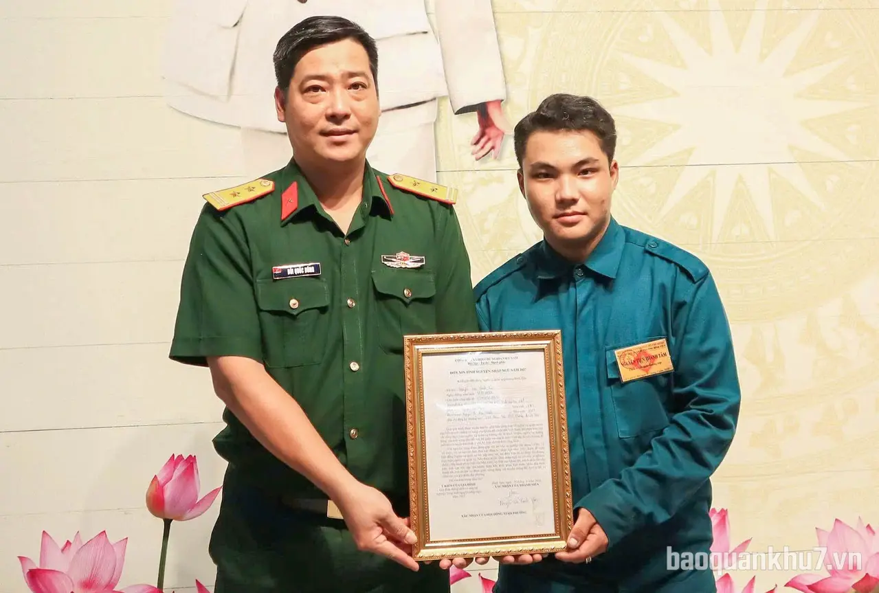 Tuổi trẻ phường Bình Tiên viết đơn tình nguyện nhập ngũ