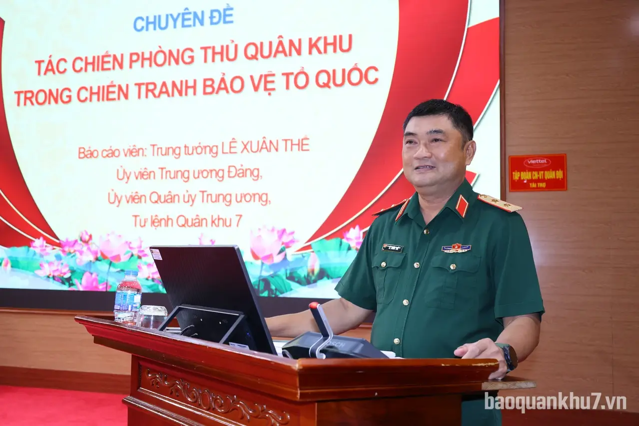 Trung tướng Lê Xuân Thế giới thiệu chuyên đề tại Học viện Quốc phòng