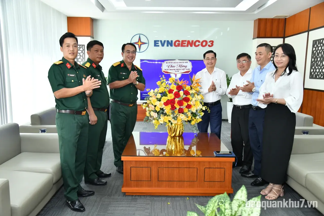 Bộ CHQS tỉnh Tây Ninh thăm, chúc mừng các doanh nghiệp nhân Ngày Doanh nhân Việt Nam 