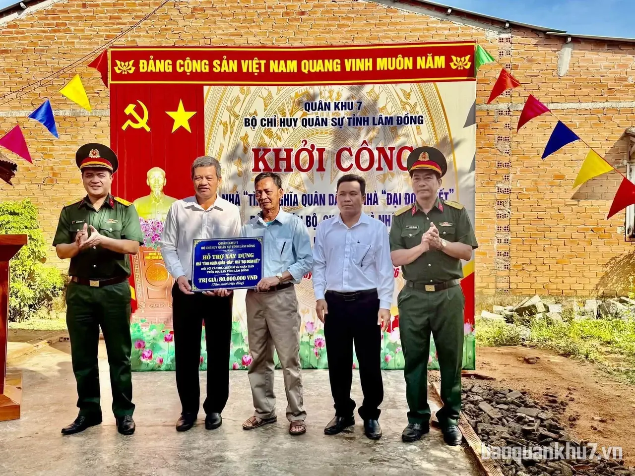 Bộ CHQS tỉnh Lâm Đồng phối hợp khởi công xây dựng nhà tặng các hộ dân có hoàn cảnh khó khăn