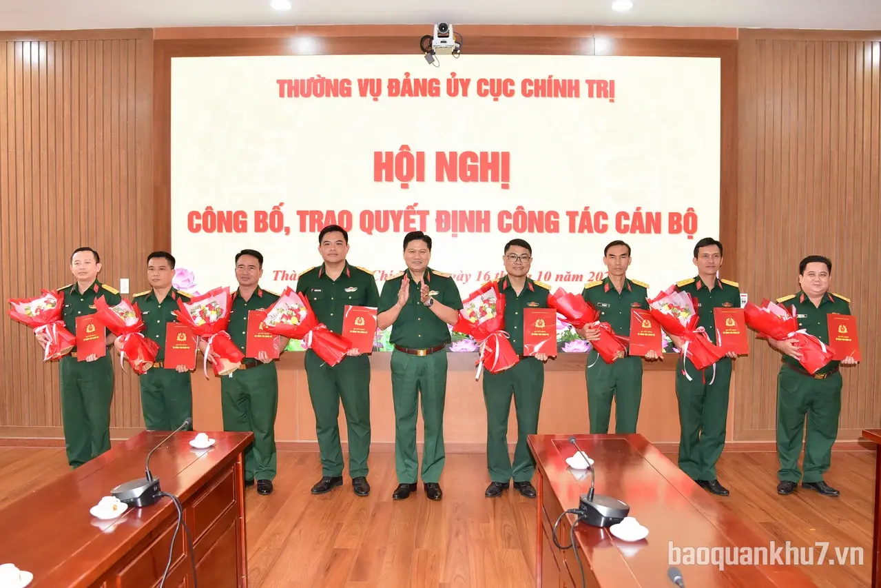 Ban Thường vụ Đảng ủy Cục Chính trị Quân khu 7 trao quyết định công tác cán bộ